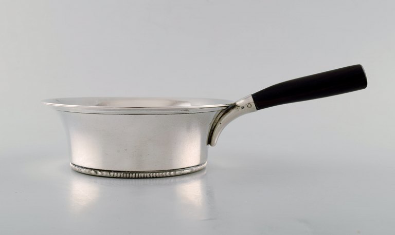 Grann & Laglye. Dansk sølvsmed. Art deco kasserolle i tretårnet sølv med hank i 
ibenholt. Dateret 1938.
