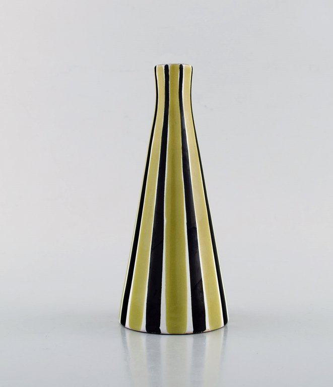 Mari Simmulson for Upsala-Ekeby. Vase i glaseret stentøj med stribet dekoration. 
1960