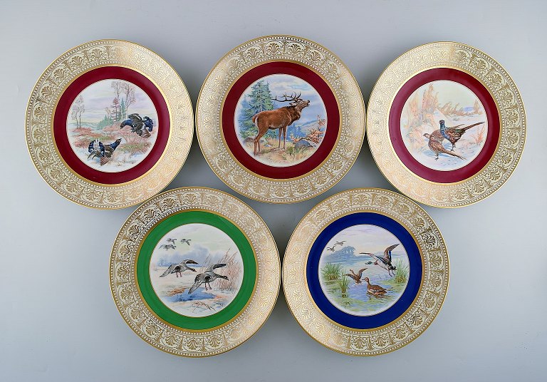 Thomas/Bavaria, Tyskland. Fem dekorationstallerkener med håndmalede jagtmotiver. 
1930-50