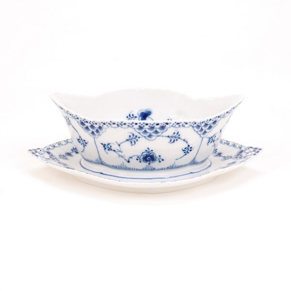 Royal Copenhagen: Musselmalet helblonde sauceskål 563. H: 8,5cm. L: 25cm