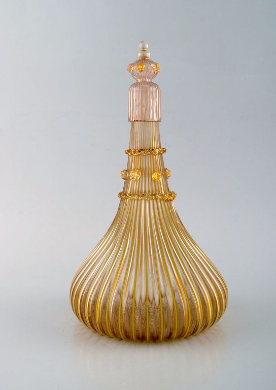Barovier and Toso, Venice. Art deco decanter in hand painted mouth blown art 
glass with gold decoration. 1940