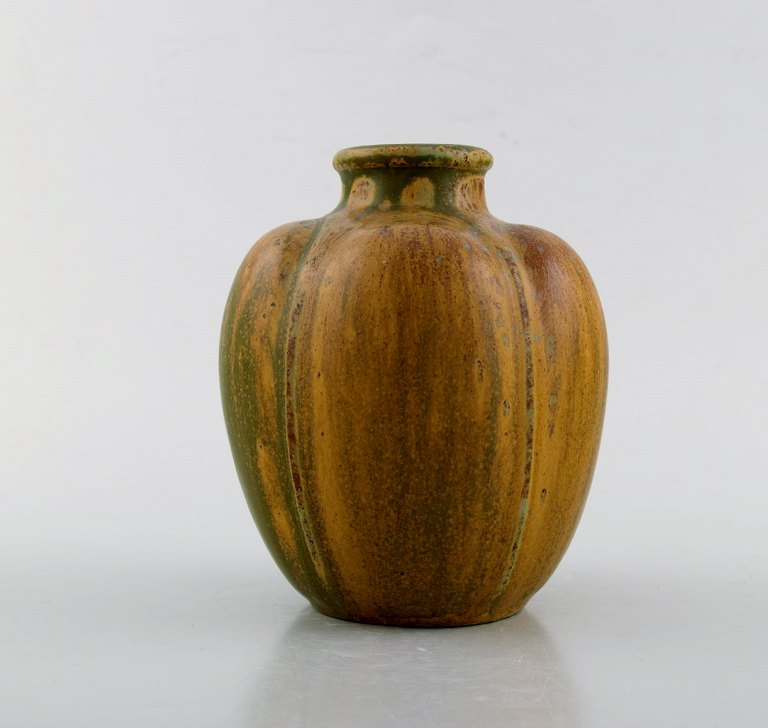 Arne Bang. Vase i glaseret keramik. Organisk design. 1930