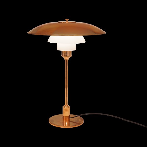 Poul Henningsen: PH 3½-2½ bordlampe med kobber- og glasskærme. Produceret af 
Louis Poulsen. H: 46cm