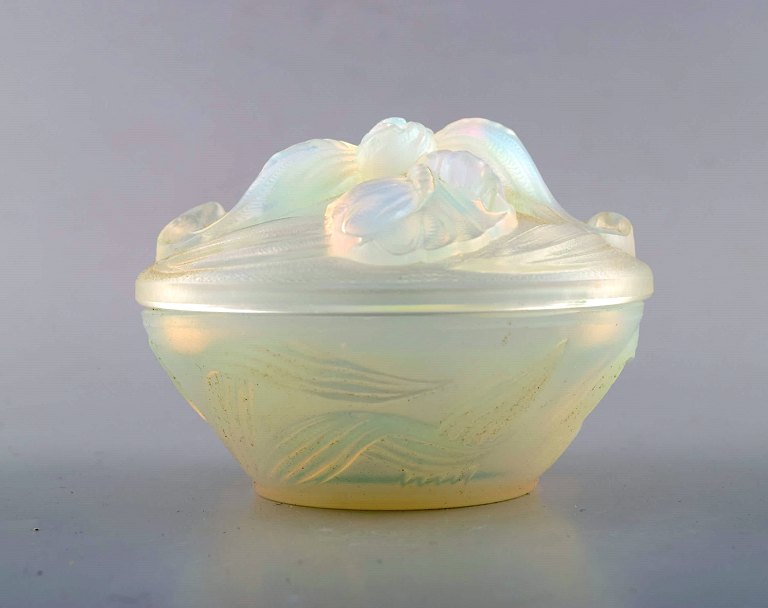 Etling, France. Art deco bonbonniere / powder pot in opalescent glass, decorated 
with flower and foliage in relief. Art glass, 1930s. Model Number: 273.
