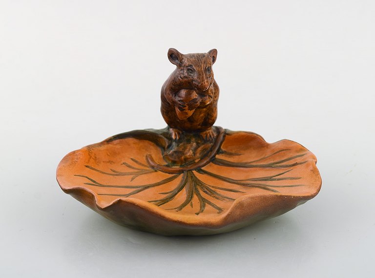 Ipsens enke. Sjældent fad med mus i håndmalet glaseret keramik. 1930/40