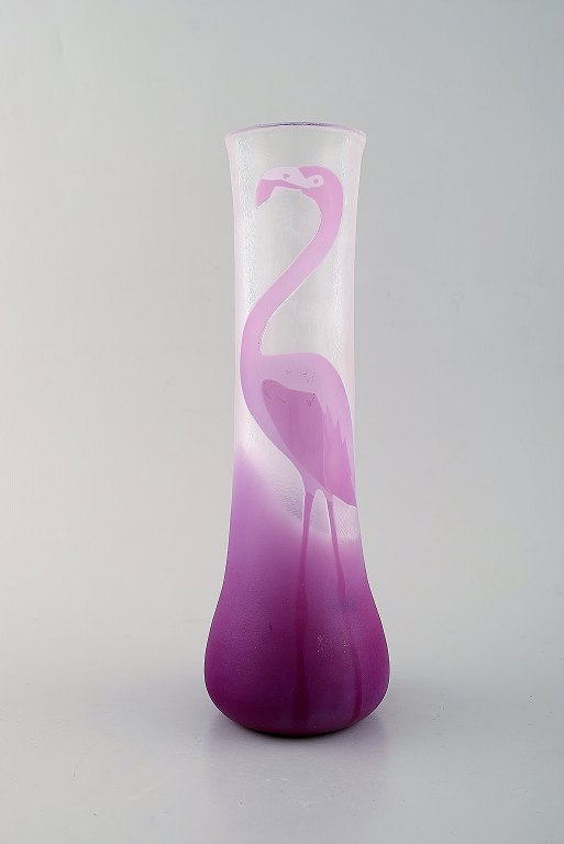 Paul Hoff for Costa Boda. Vase in art glass with pink flamingo. Swedish design, 
late 20th century.
