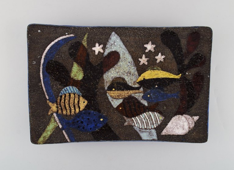 Anna-Lisa Thomson for Upsala-Ekeby. Stort "Spectra" fad i glaseret stentøj 
dekoreret med fisk. 1960