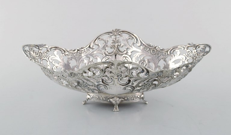 European silversmith. Ornamental silver bowl on feet. Ca. 1900.
