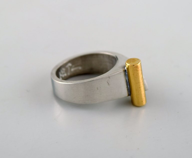 Micke Berggren, Sweden. Modernist designer ring in pewter and brass. Late 20th 
century.
