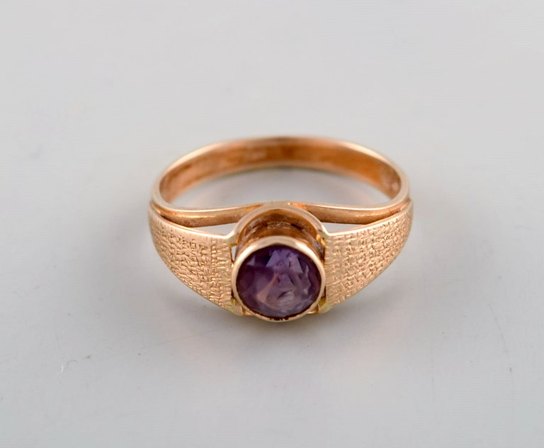 Scandinavian jeweler. 14 carat gold ring adorned with amethyst. Mid 20th 
century.
