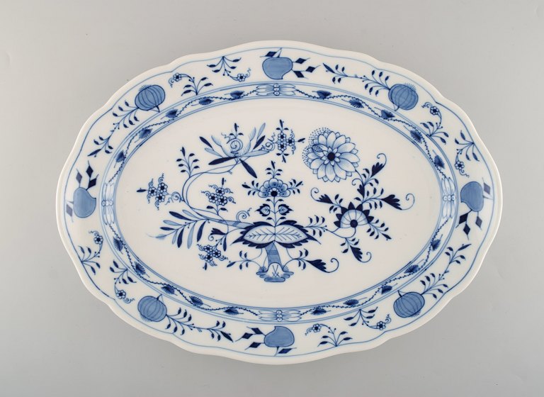 Stort antikt Meissen "Løgmønstret" serveringsfad i håndmalet porcelæn. Tidligt 
1900-tallet.

