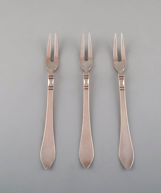 Three Georg Jensen "Continental" cold meat forks in sterling silver. Dated 
1915-30.
