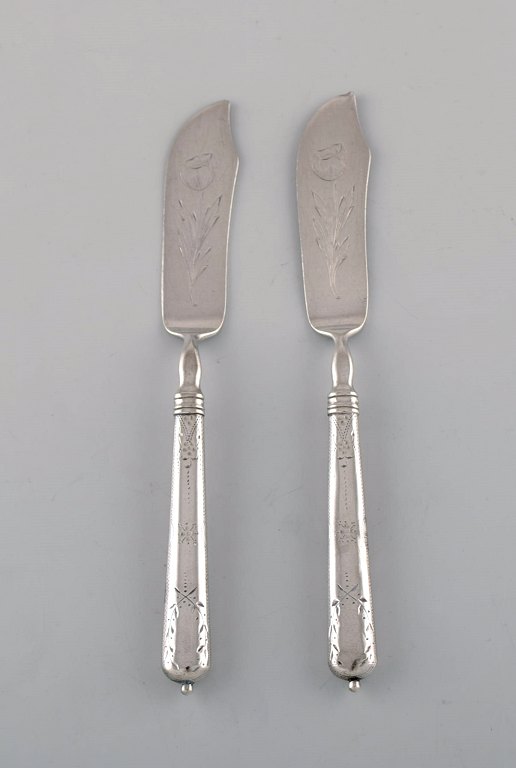 Danish silversmith. Two antique fish knives in silver (830) with flower chisels. 
Dated 1918.
