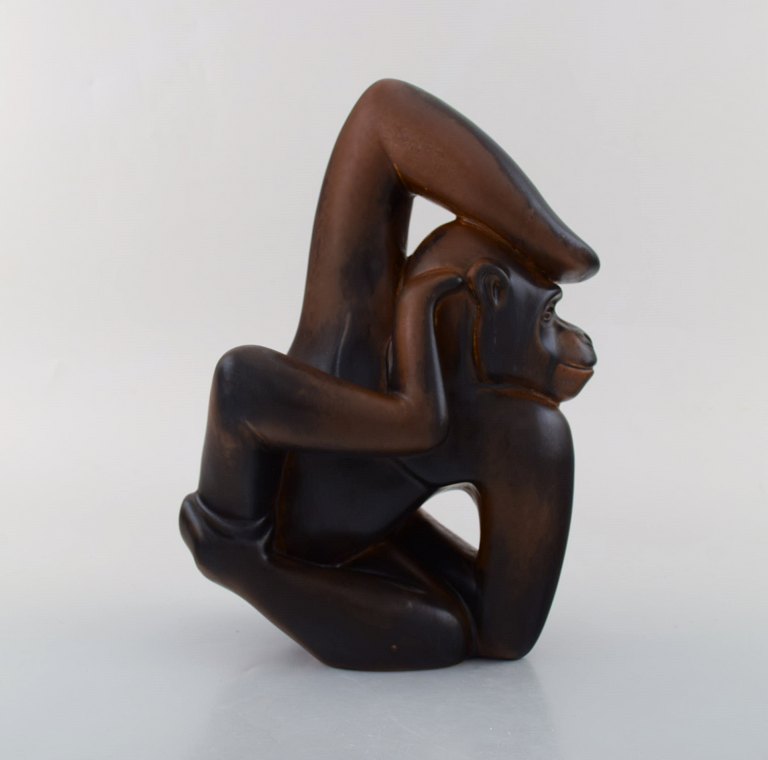 Gunnar Nylund for Rörstrand. Sjælden abe i glaseret stentøj. Stilren og 
skulpturel gorilla i smukke brune nuancer. 1960