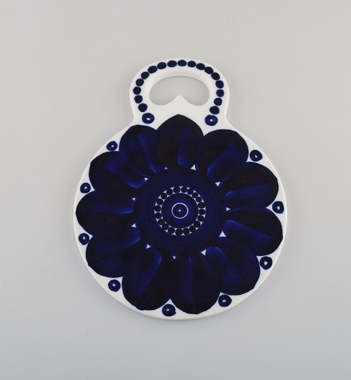 Ulla Procope for Arabia. Valencia smørrebrik i porcelæn dekoreret med blå 
blomst. 1960/70