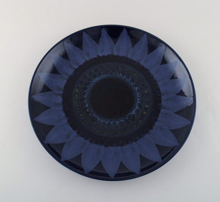 Hilkka-Liisa Ahola (1920-2009) for Arabia. Large modernist unique glazed ceramic 
dish with floral motif in blue shades. 1960 / 70