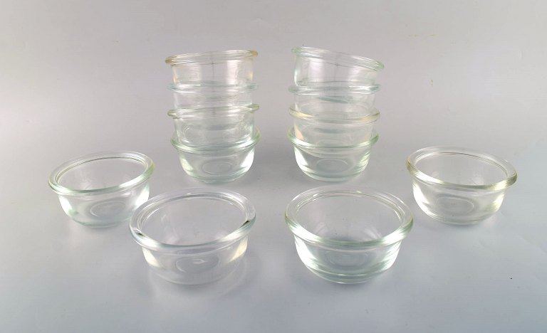 Kaj Franck for Nuutajärvi. Twelve Luna seafood bowls / rinse bowls in clear art 
glass. 1970