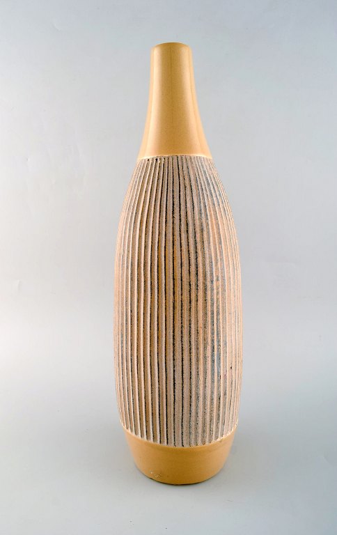 Scandinavian ceramist. Large vase in glazed ceramic with grooved body. Late 20th 
century.
