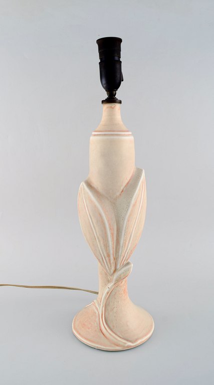 Axel Salto for Royal Copenhagen. Bordlampe af stentøj modelleret med blade og 
grene i relief. Smuk lys gullig glasur med orange elementer. Formgivet 1944.

