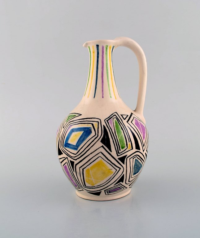 Europæisk studio keramiker. Unika kande med hank i glaseret keramik. Dateret 
1957.
