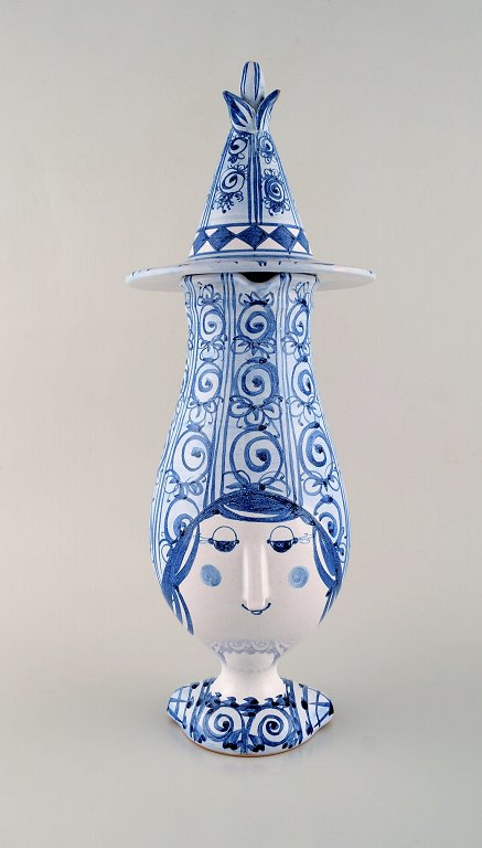 Bjørn Wiinblad (1918-2006). Stor vase / kande med hank af glaseret keramik i 
form af kvinde med hat. Dateret 1977. Modelnummer K10.
