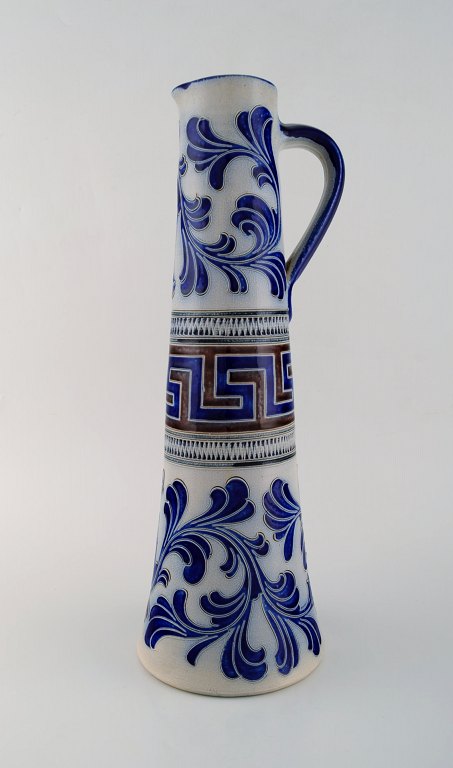 Zoller, Germany. Large beer mug in hand-painted ceramics. Mid-20th century. 
Measures: 41 x 14 cm.
