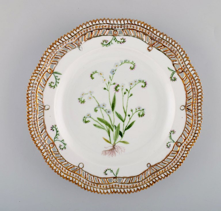 Royal Copenhagen gennembrudt flora danica tallerken i håndmalet porcelæn. 
Dateret 1945.
