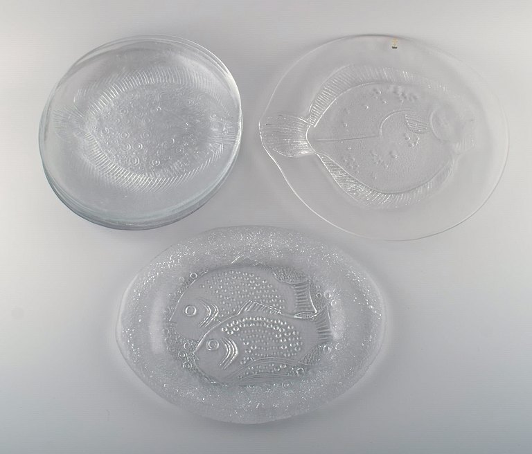 Swedish glass art. Six plates and two dishes with fish motifs. 1980