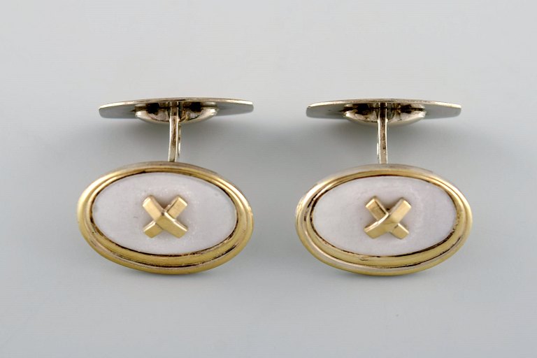 Scandinavian silversmith. A pair of gilded art deco cufflinks in silver (835) 
and mother of pearl. Mid-20th century.
