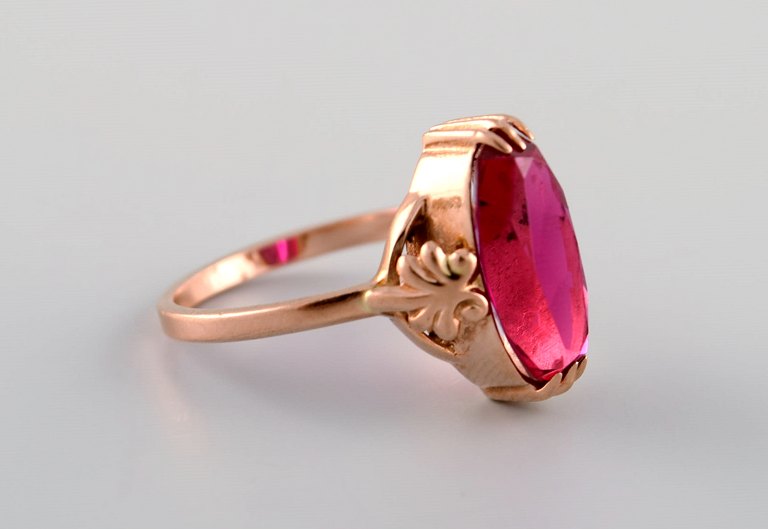 Vintage art deco ring in 14 carat gold adorned with large violet semi-precious 
stone. 1940