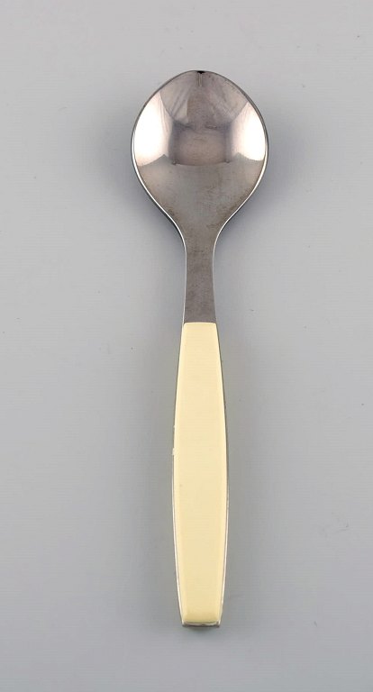 Henning Koppel for Georg Jensen. Strata teaspoon in stainless steel and 
cream-colored plastic. 1960 / 70s. 4 pcs in stock.
