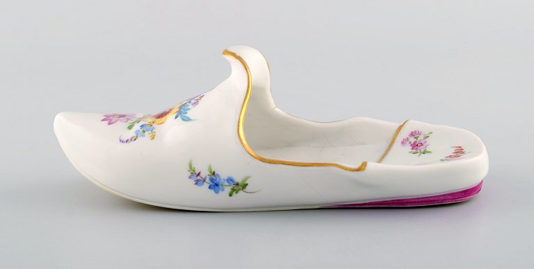 Antik Meissen slipper i håndmalet porcelæn med blomstermotiver og guldkant. 
1800-tallet.  
