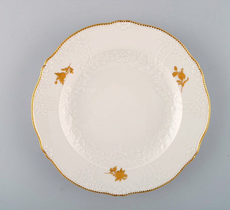 Meissen frokosttallerken i porcelæn med blomster og bladværk i relief og 
gulddekoration. 1900-tallet. 
