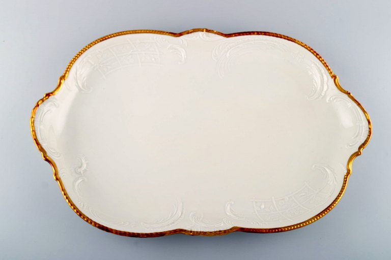 Meget stort Rosenthal Sans Souci serveringsfad i porcelæn med blomster og 
bladværk i relief og guldkant. 1900-tallet.
