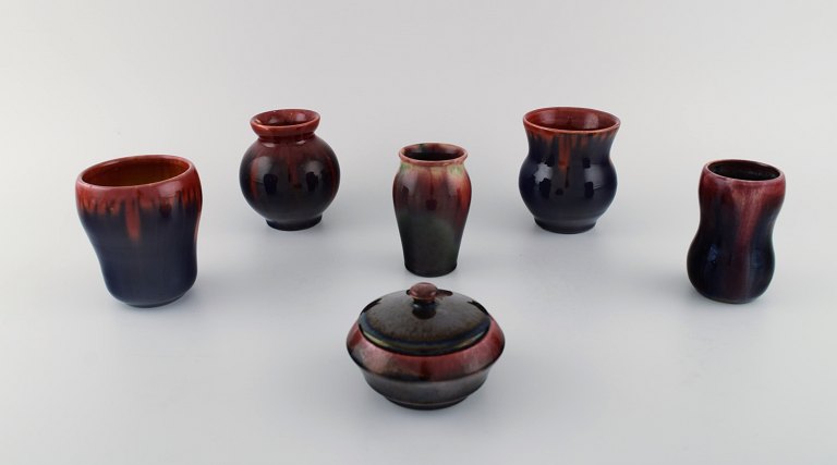 Michael Andersen, Bornholm. Fem vaser og en lågkrukke i glaseret keramik. Smuk 
glasur i røde og mørker nuancer. 1950