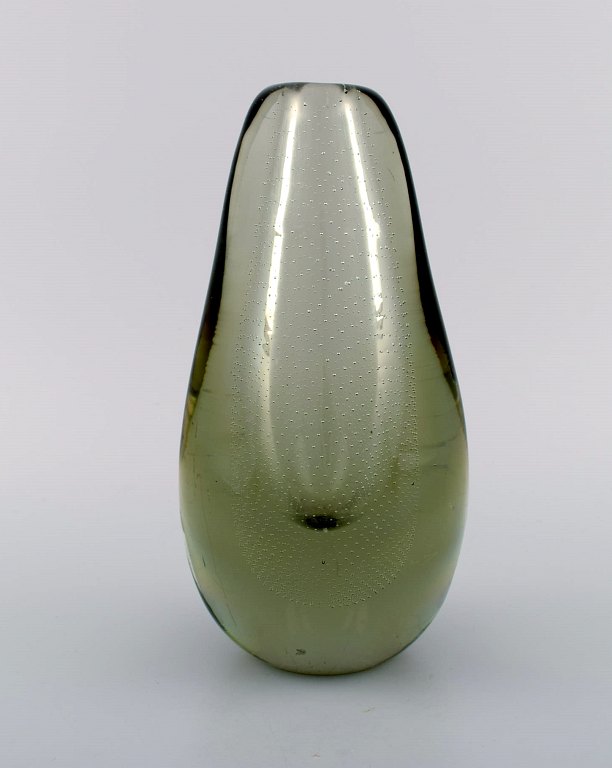 Gunnel Nyman (1909-1948) for Nuutajärvi Notsjö. Vase i mundblæst kunstglas med 
indlagte luftbobler. 1940