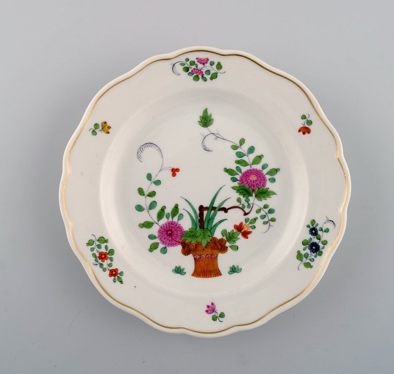 Meissen tallerken i håndmalet porcelæn med blomstermotiver. Tidligt 1900-tallet.
