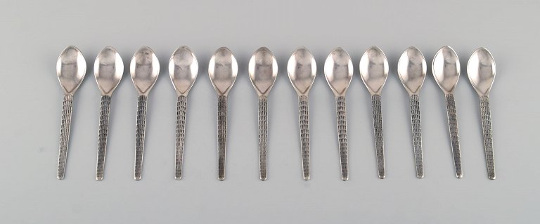 John Gulbrandsrød for Nils Hansen / Oslo Sølvvareverksted. 12 modernist Polar 
coffee spoons in silver (830). Mid-20th century.
