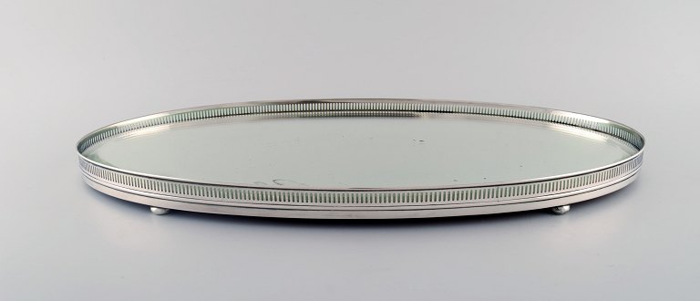Large Italian mirror plateau/surtout de table in silver (800). Early 20th 
century.
