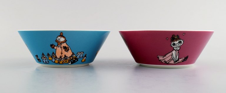 Arabia, Finland. Two porcelain bowls with motifs from "Moomin". Late 20th 
century.
