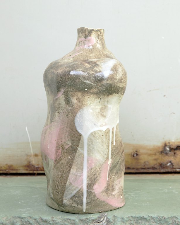 Christina Muff, Danish contemporary ceramicist (b. 1971). Bottleshaped 
sculptural vase in dark stoneware clay with slip in pink, black and white. The 
slip is painted on the outside with large brushstrokes.
