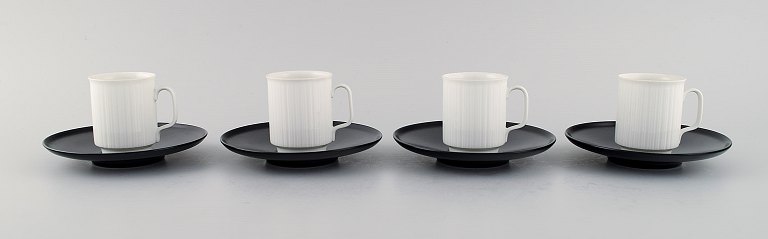 Tapio Wirkkala for Rosenthal. Fire porcelaine noire mokkakopper med underkopper 
i sort / hvidt riflet porcelæn. Designet i 1962. 
