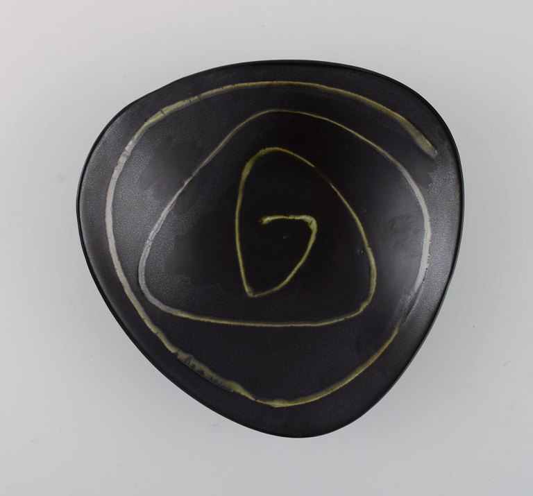 Swedish ceramicist. Bowl in black glazed ceramics with abstract motif. 1950s / 
60