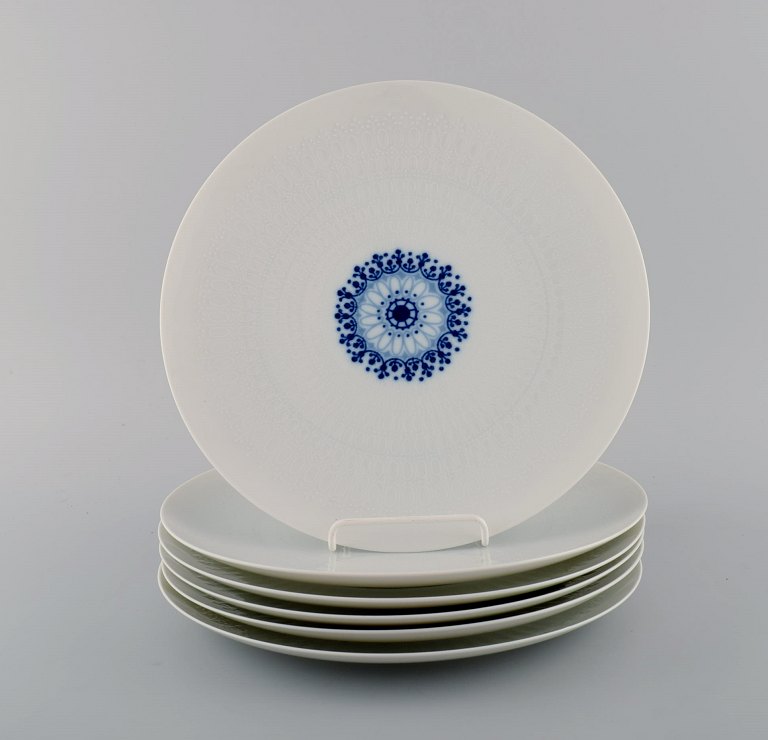 Bjørn Wiinblad for Rosenthal. Seks Romanze middagstallerkener i hvid porcelæn 
med blå dekoration. 1980