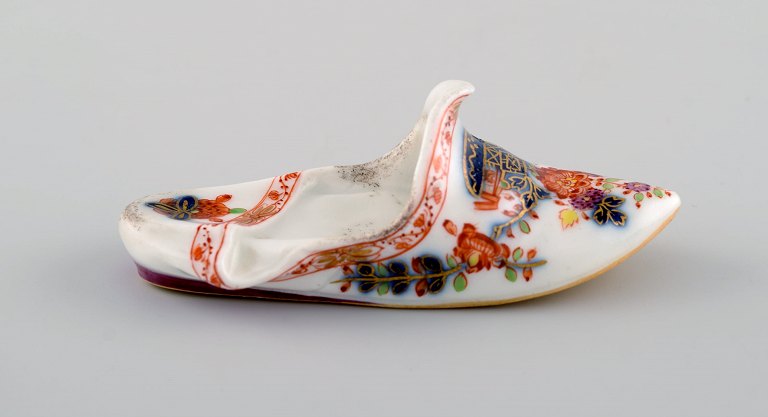 Antik Meissen slipper i håndmalet porcelæn med blomstermotiver og guldkant. 
Tidligt 1800-tallet.  

