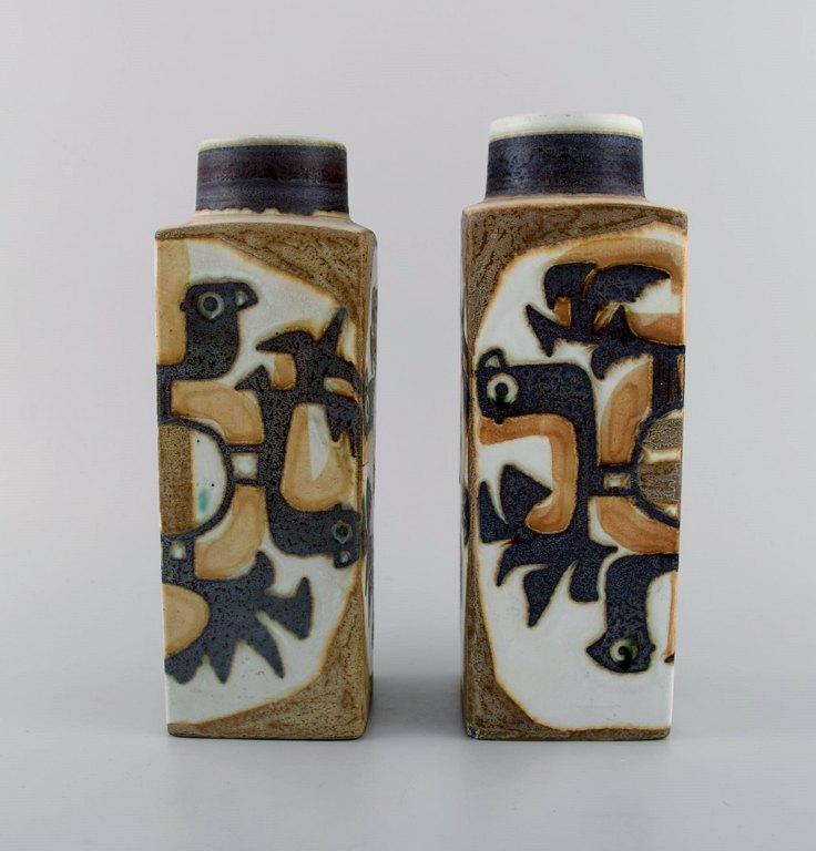 Nils Thorsson og Johanne Gerber for Aluminia, Royal Copenhagen.
To Baca vaser med mønstret glasur i nuancer af grøn, blå og brun. 1960