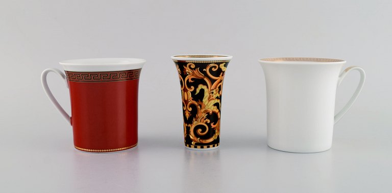 Gianni Versace for Rosenthal. Barocco et al. Two cups and a vase in porcelain 
with ornamentation and gold decoration. Late 20th century.
