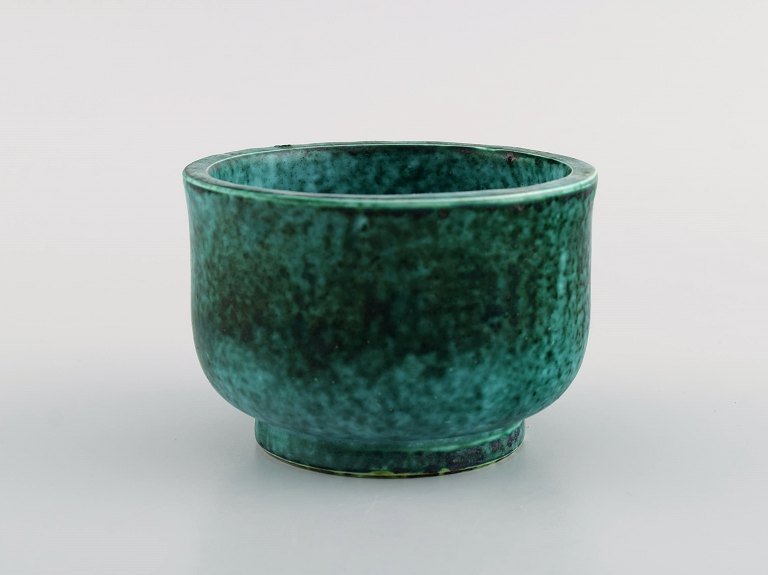 Wilhelm Kåge for Gustavsberg. Argenta art deco bowl in glazed ceramics. 
Beautiful glaze in shades of green. 1950/60