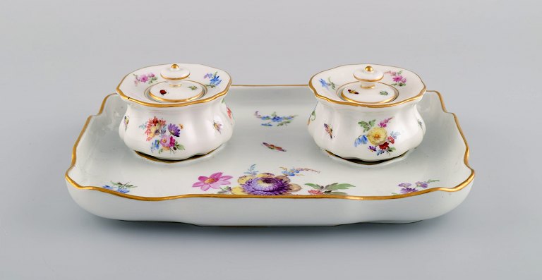 Antikt Meissen blækhus i håndmalet porcelæn med blomstermotiver og 
gulddekoration. 1800-tallet.
