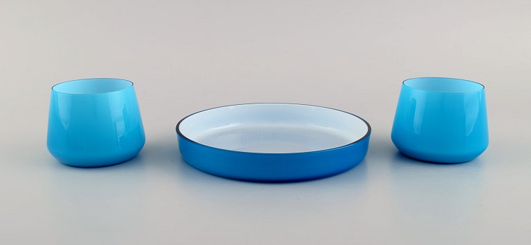 Holmegaard. Two small bowls and tray in turquoise mouth blown art glass. 
Mid-20th century.
